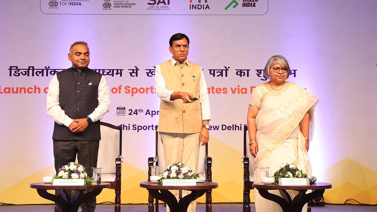 Special arrangement : Mansukh Mandaviya in centre with other dignitaries during the event.