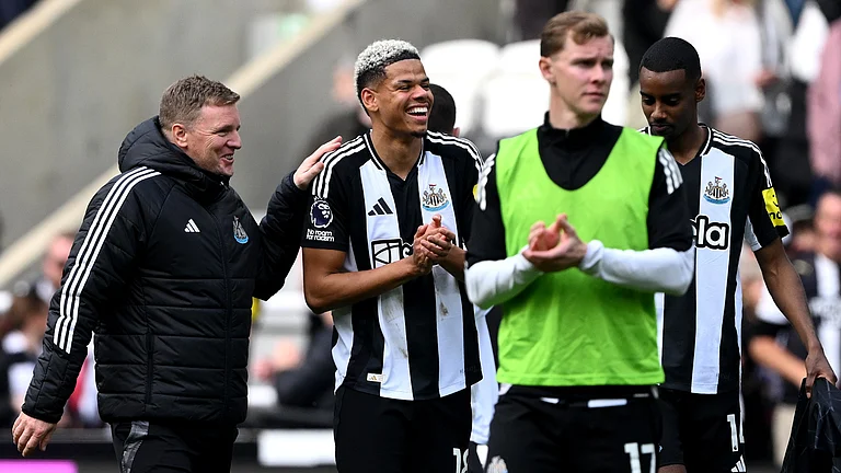 Eddie Howe celebrates with his squad - null