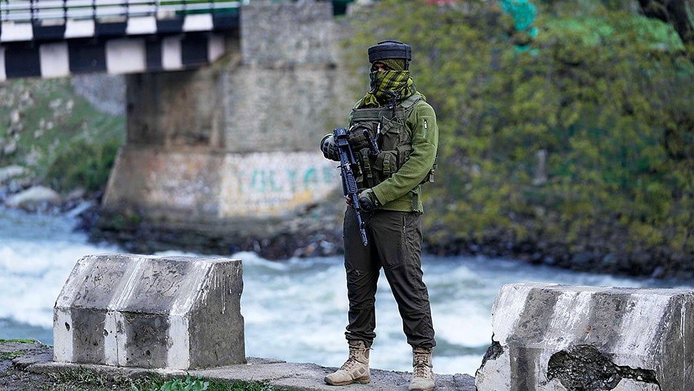 An Indian security officer stands guard by the roadside in Pahalgam a day after militants indiscriminately opened fire on tourists near the town. -  | Photo: AP/Dar Yasin
