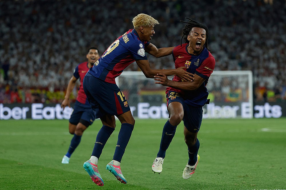 Barcelona players celebrate - | Photo: AP/Joan Monfort