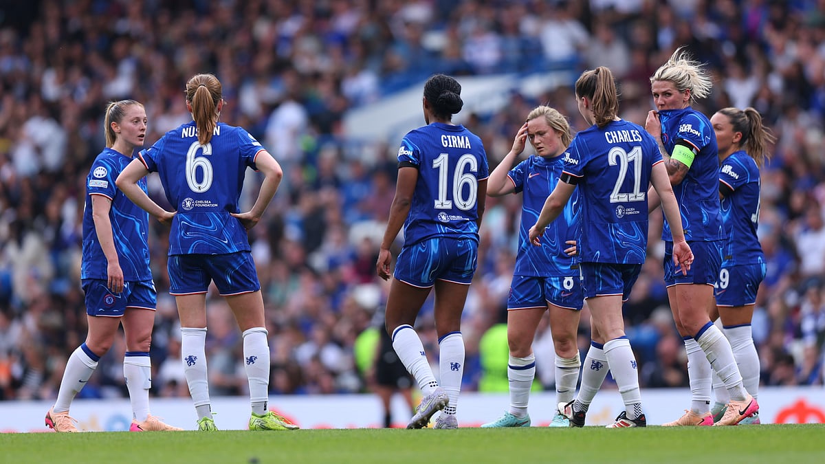 Chelsea's players look dejected during Sunday's defeat to Barcelona