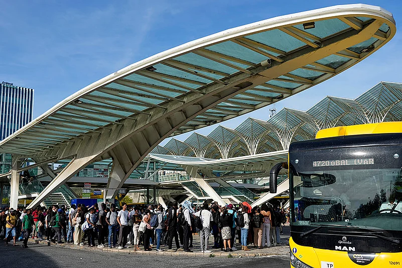 Portugal Power Outage: Oriente transportation hub