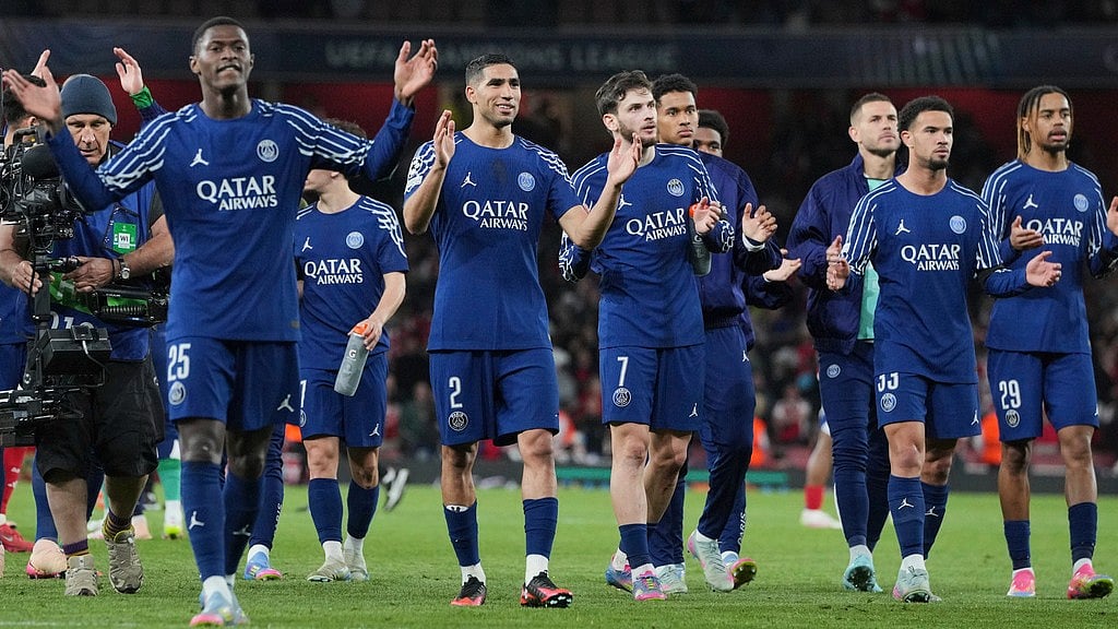 AP/Kin Cheung : PSG players celebrate with their fans at the end of the Champions League semifinal first leg soccer match between Arsenal and Paris Saint-Germain at Arsenal Stadium.