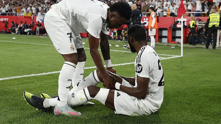 Antonio Rudiger has undergone knee surgery - null