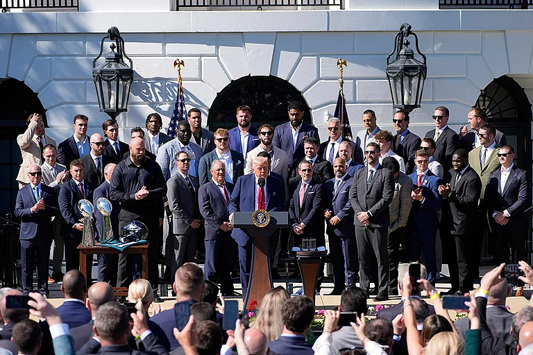 U.S. President Donald Trump outside the White House - | Photo: AP/Alex Brandon