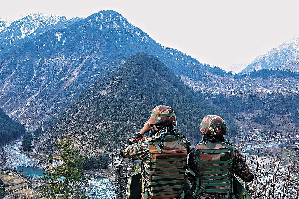 | Photo: Getty Images : Keeping Watch: Indian Army soldiers in Keran village, Kupwara, Jammu and Kashmir