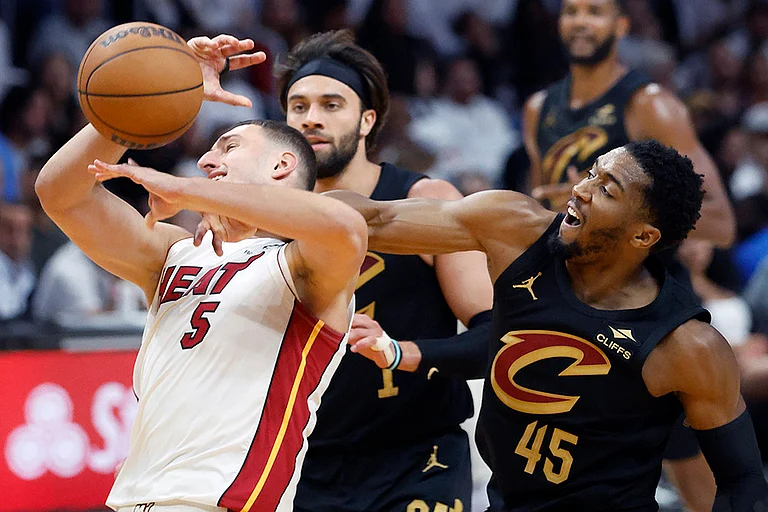 NBA 2024-25 Playoffs: Cleveland Cavaliers vs Miami Heat - | Photo: AP/Rhona Wise