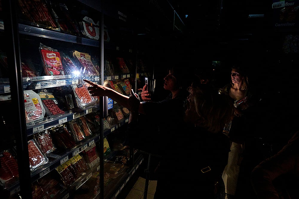 Spain Power Outage supermarket in Pamplona