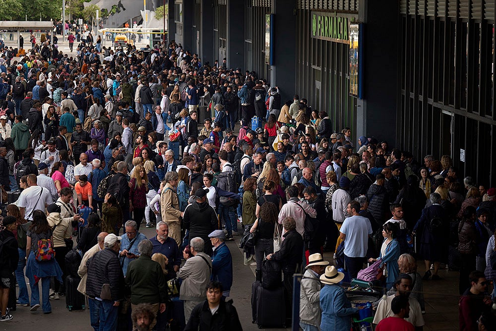 Spain Power Outage: closed train station in Barcelona