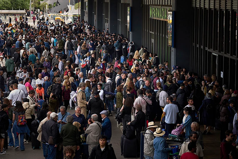 Spain Power Outage: closed train station in Barcelona