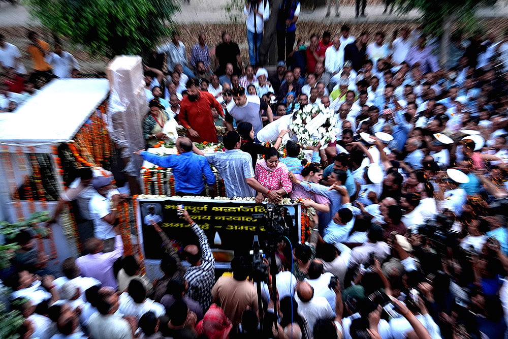 People carrying Indian Navy officer Lieutenant Vinay Narwal