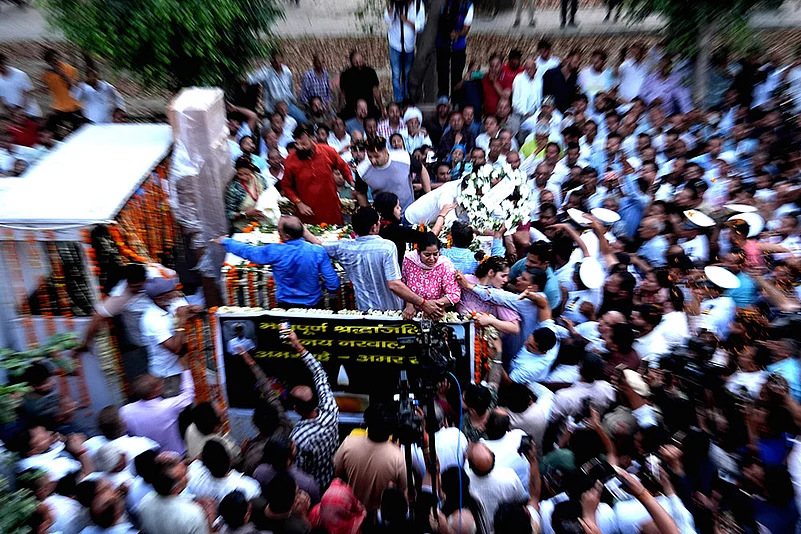 People carrying Indian Navy officer Lieutenant Vinay Narwal