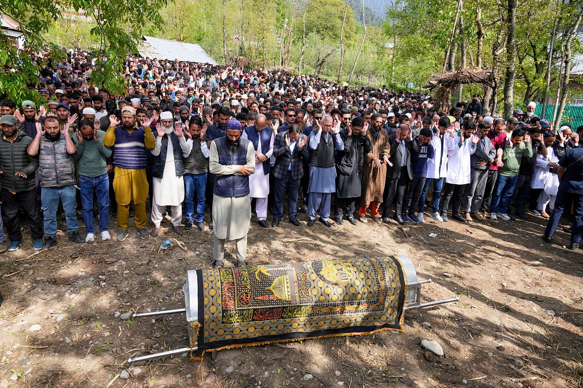 AP : Kashmir's leadership at the funeral of Syed Adil Hussain Shah