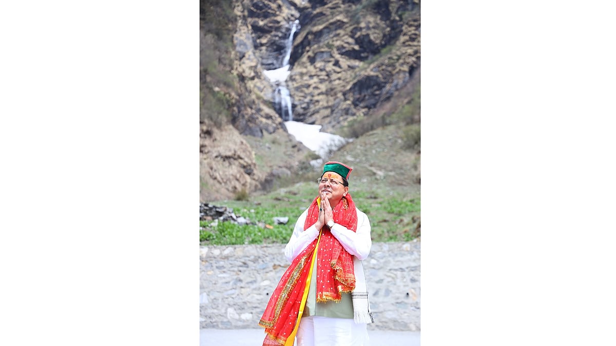 Chief Minister Shri Pushkar Singh Dhami performs special prayers on the occasion of the ceremonial opening.