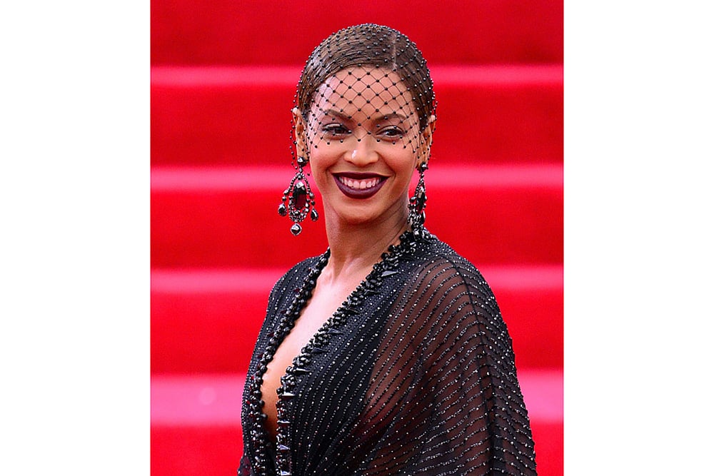 Beyoncés birdcage headpiece and gown by Givenchy, 2014