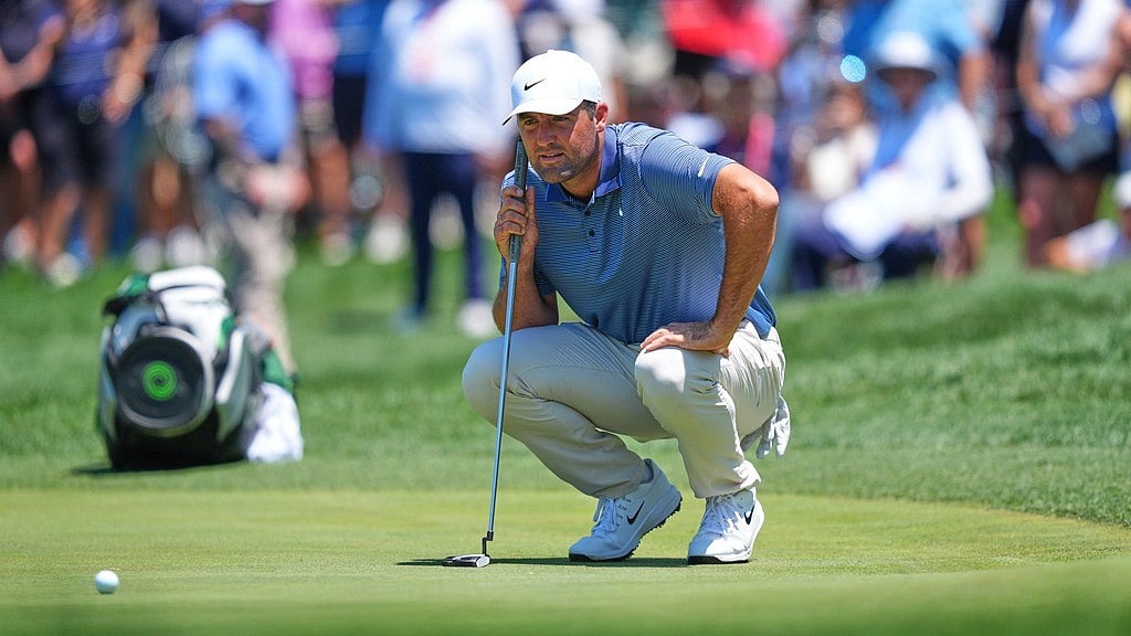 AP/LM Otero : Scottie Scheffler prepares to putt on the first hole during the final round of the CJ Cup Byron Nelson golf tournament in McKinney, Texas, Sunday, May 4, 2025.
