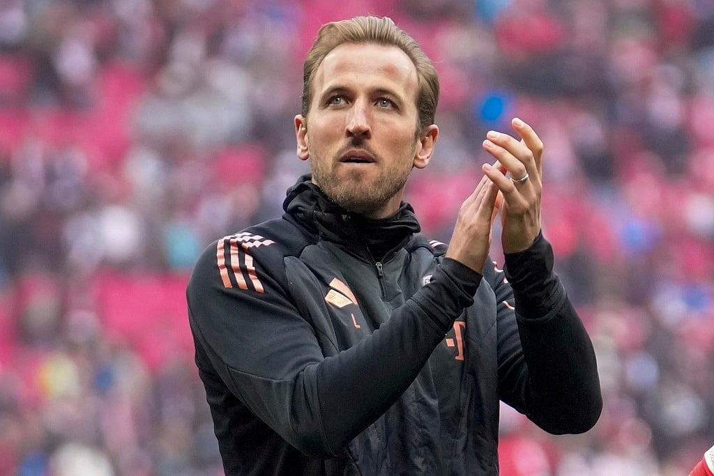 Bayerns Harry Kane applauds supporters
