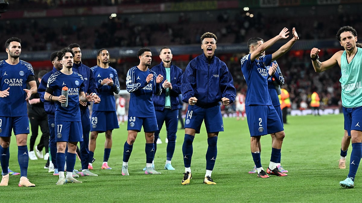 PSG celebrate at Emirates Stadium
