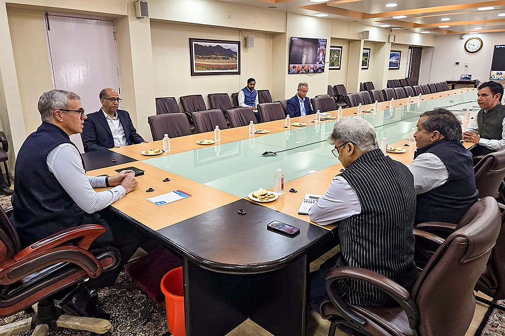 Omar Abdullah holds meeting