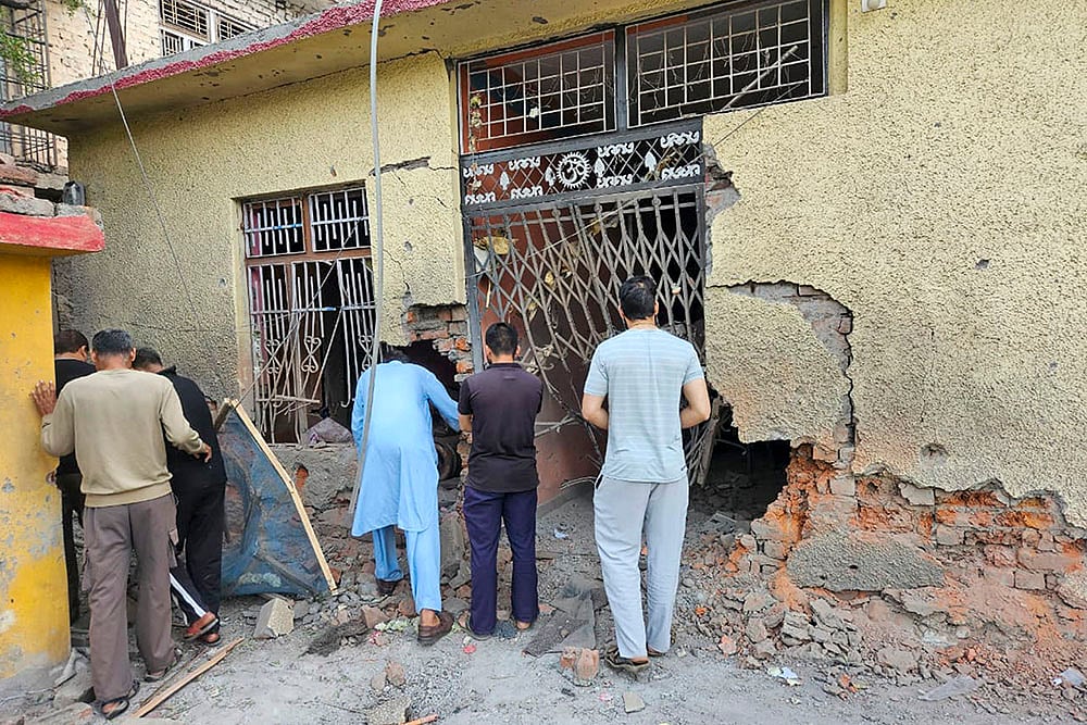 Heavy shelling by Pak troops along LoC in J-K