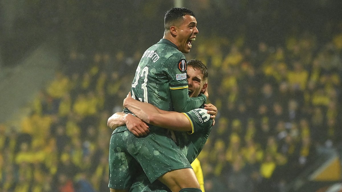 File : Tottenham goalscorer Pedro Porro and Micky van de Ven.