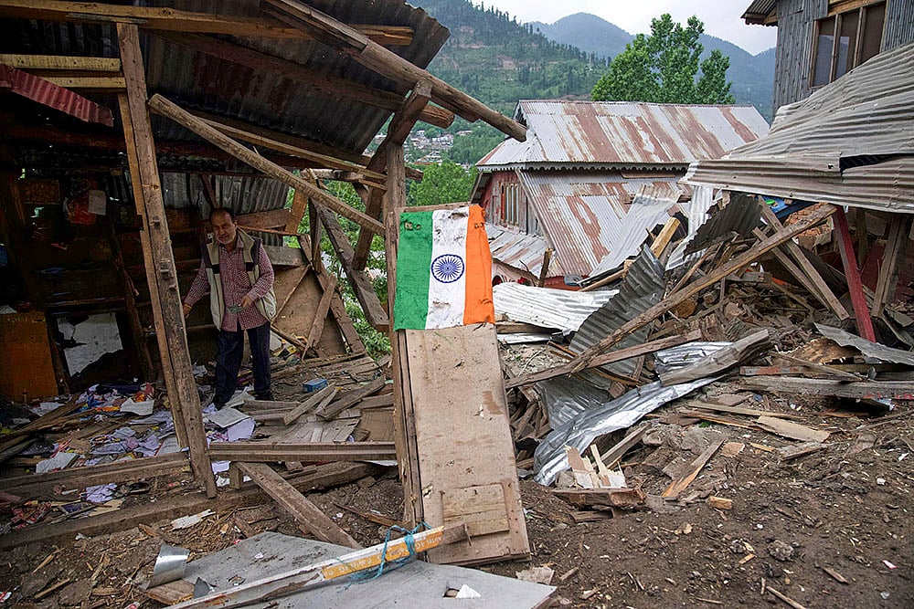| Photo: AP/Dar Yasin : Pakistani shelling in Uri