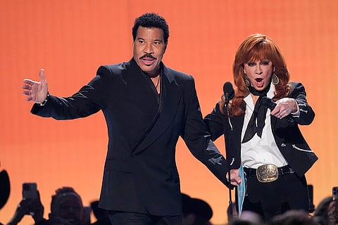 Host Reba McEntire & Lionel Richie 