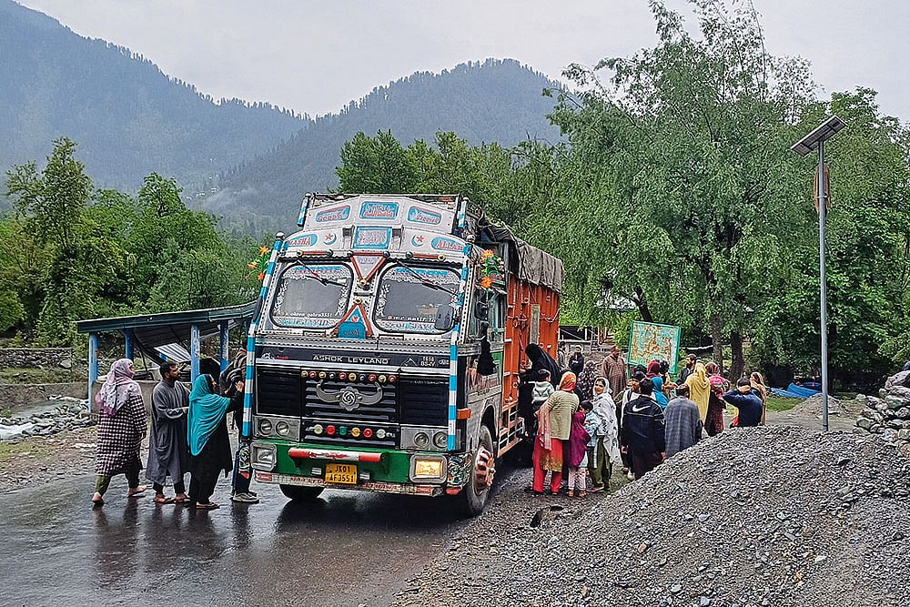 | Photo: Hafeez Wani : In Search of Shelter: People leaving Hajinar village, Kupwara, in North Kashmir, on May 9, after two days of continued shelling