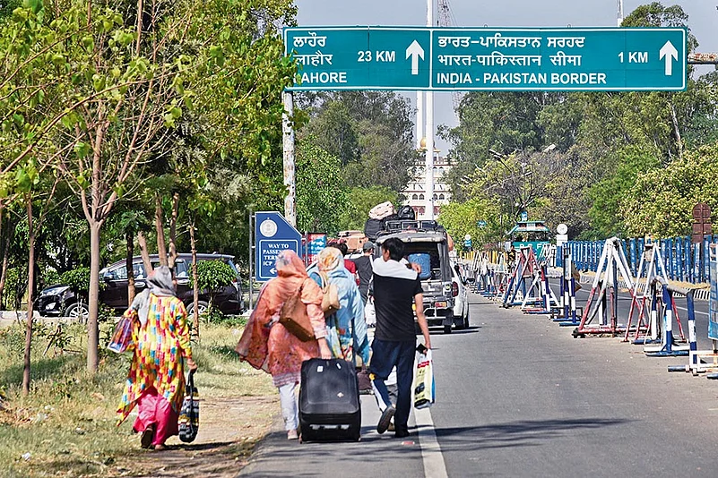 Pakistani nationals arrive at the Wagah Border to leave the country before the April 27 deadline