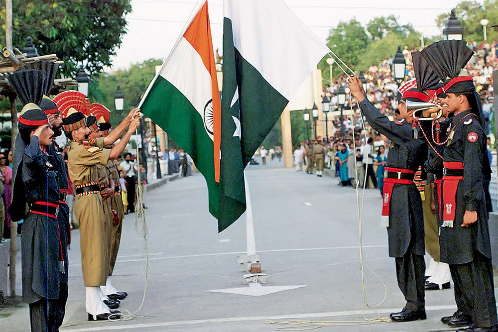 | Photo: Getty Images : Too Close to Call: Indian and Pakistani soldiers at the Wagah Border