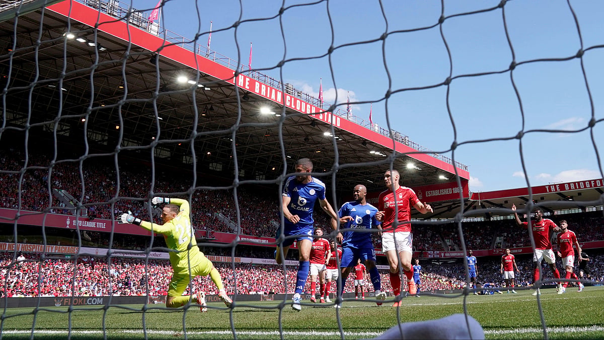 Jacob King/PA via AP : Nottingham Forest's Morgan Gibbs-White, third right, rear, scores during a Premier League soccer match against Leicester City at City Ground, in Nottingham.