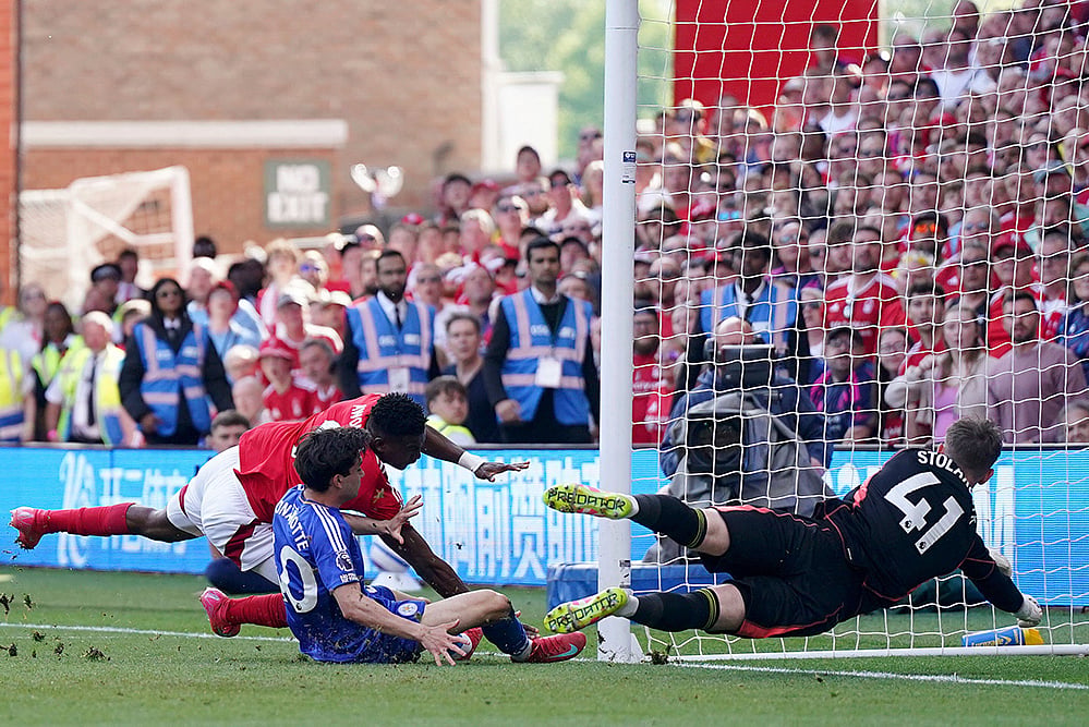 | Photo: Jacob King/PA via AP : Premier League: Nottingham Forest striker Awoniyi collides with the post.