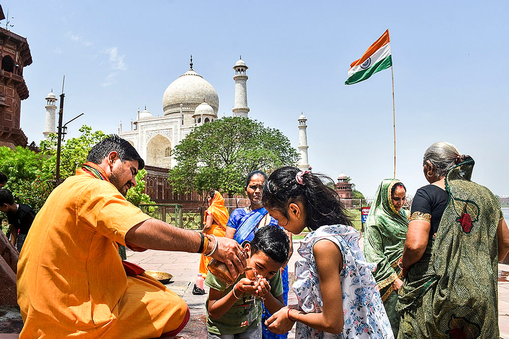 Weather: Hot summer day in Agra