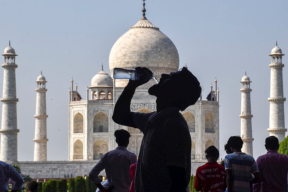 Weather: Hot summer day in Agra 