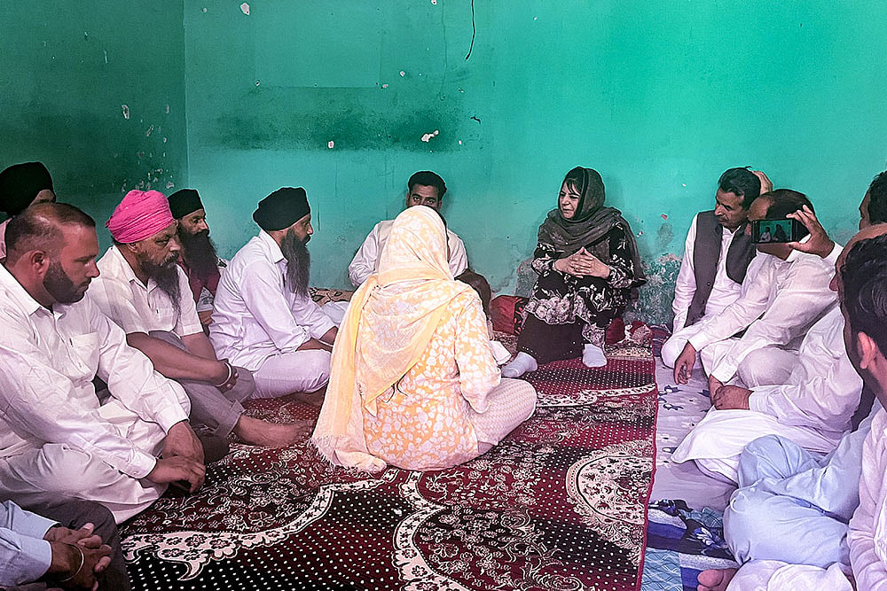 Mehbooba Mufti visits the house of Balwinder Kaur