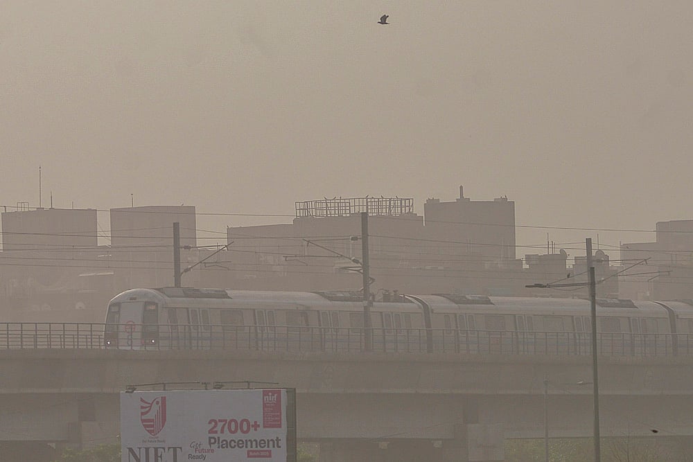 Delhi Air pollution: A layer of dust envelops parts of Delhi-NCR_Delhi metro 