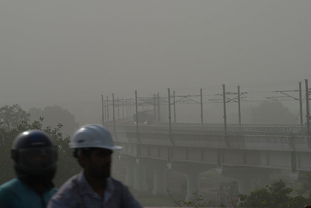 Delhi Air pollution: A layer of dust envelops parts of Delhi-NCR_Delhi metro