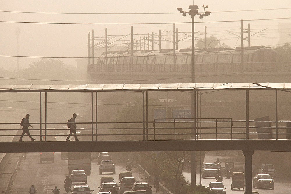 Gurugram Air pollution: A layer of dust envelops parts of Delhi-NCR_foot-over bridge