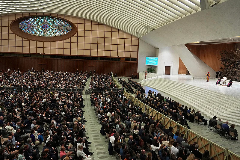 Pope Leo XIV meets with members of the international media_1