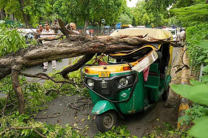 Weather: Strong winds in Delhi