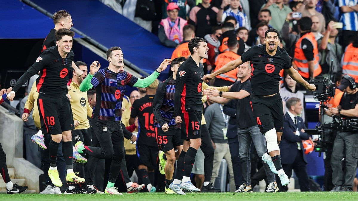Ronald Araujo (R) during Barcelona's celebrations at Espanyol - null
