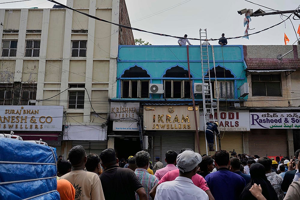 Fire accident near Charminar in Hyderabad_2
