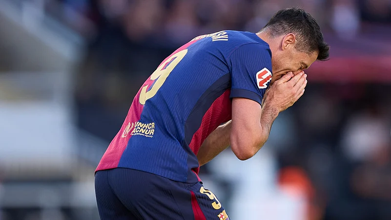Robert Lewandowski reacts to a miss against Villarreal