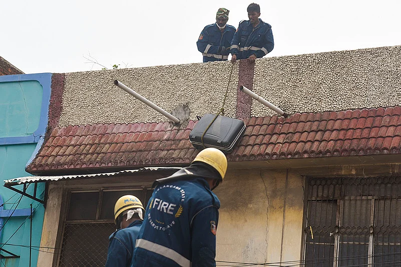 Fire accident near Charminar in Hyderabad_4