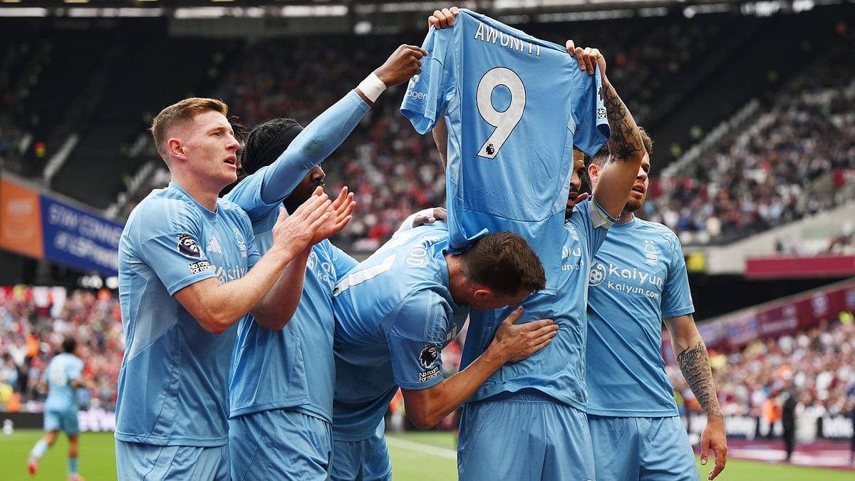 Nottingham Forests players displayed the shirt of Taiwo Awoniyi after their opening goal