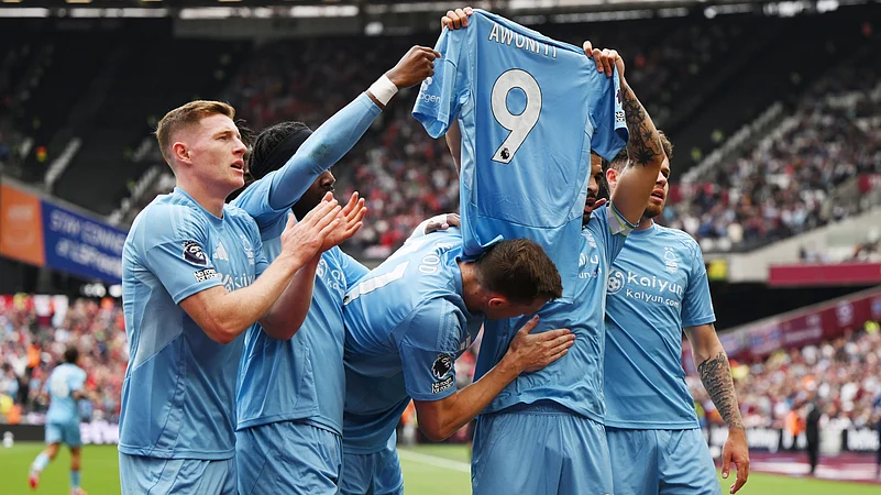 Nottingham Forests players displayed the shirt of Taiwo Awoniyi after their opening goal