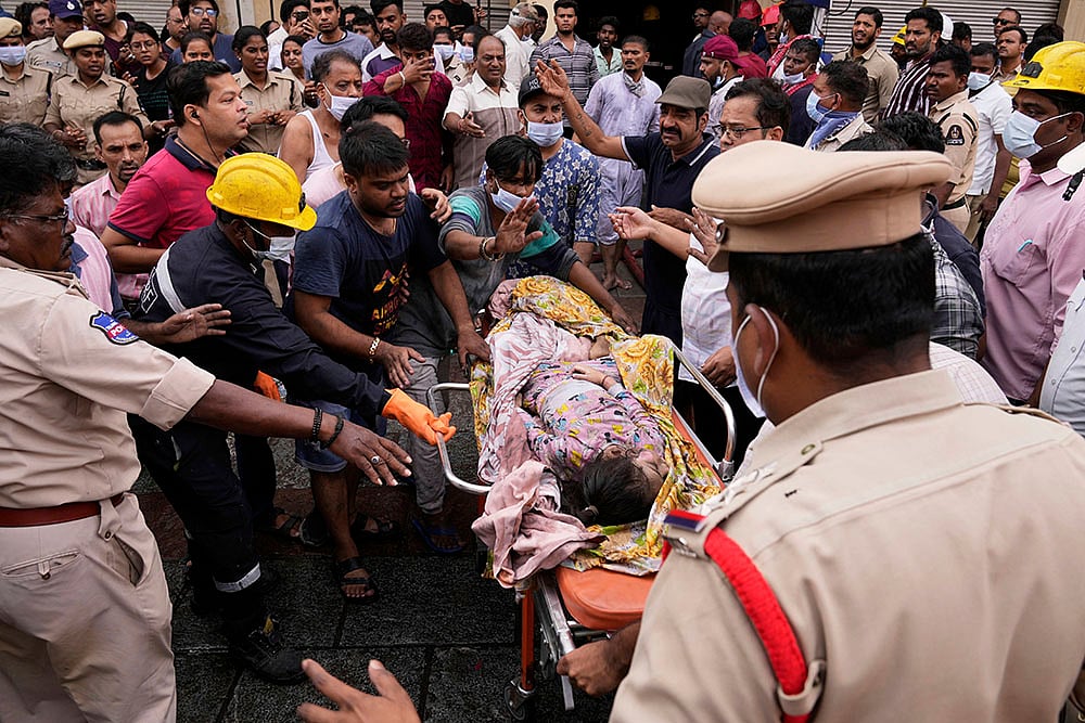 Fire accident near Charminar in Hyderabad_3