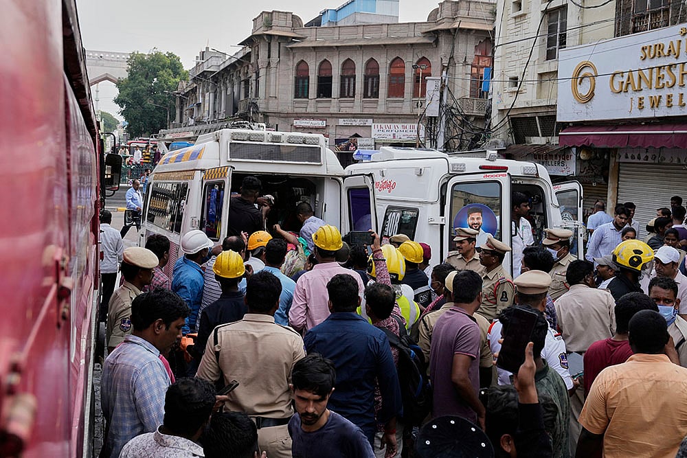 Fire accident near Charminar in Hyderabad_8