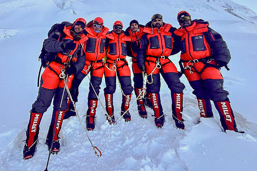 Ind-Nepali Army team climbs Kanchenjunga