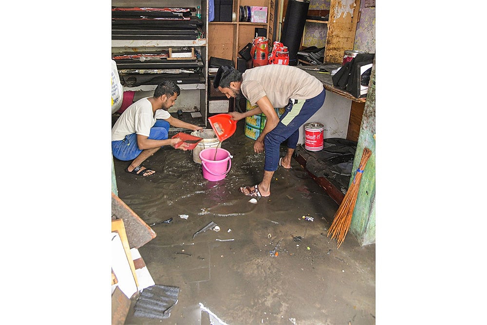 Bengaluru weather Heavy Rain 100mm Rainfall Floods the City